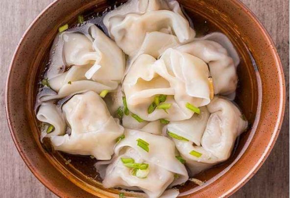 美食精选:三鲜小馄饨,菠菜炒腐竹,多彩蛋卷,桃仁鸡汤腿的做法