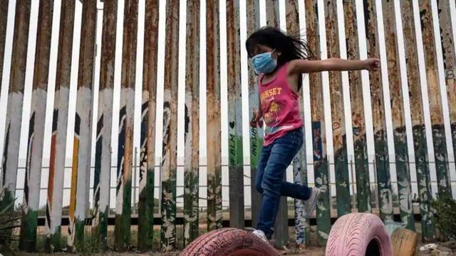 两个孩子刚偷渡到美国,马上像动物一样被关进笼子