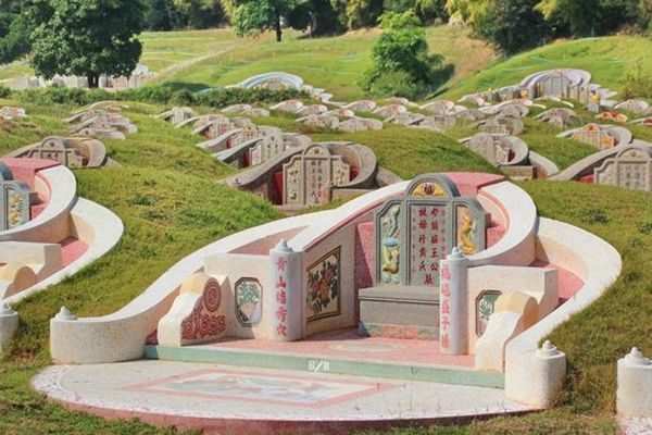 风水大师说半山腰有个这样的坟地后代大富大贵科甲满门