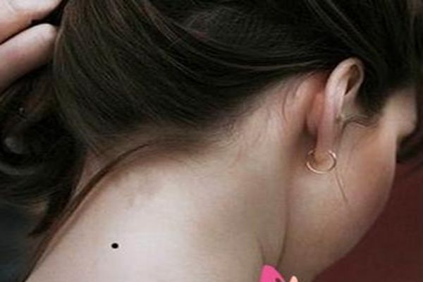 女人巨富痣长在哪里?