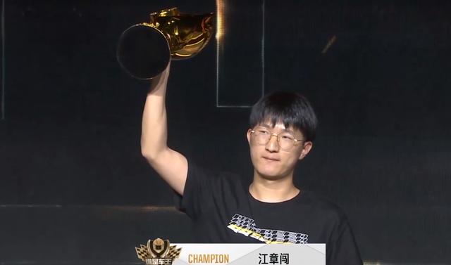 江章闯夺冠车王后泪洒现场!加冕qq飞车第一人,和faker一样经历|虎牙|q