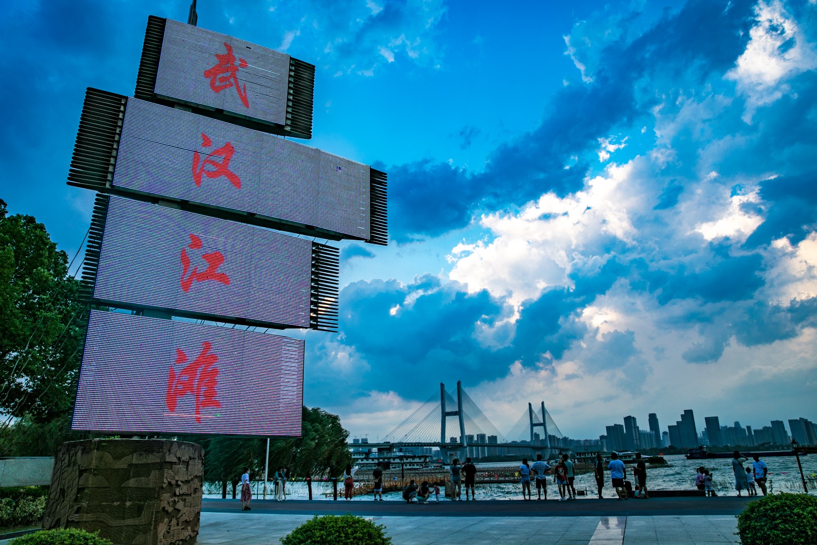 武汉江滩堪称"金外滩",面积之大相当于8个上海外滩,风光无限