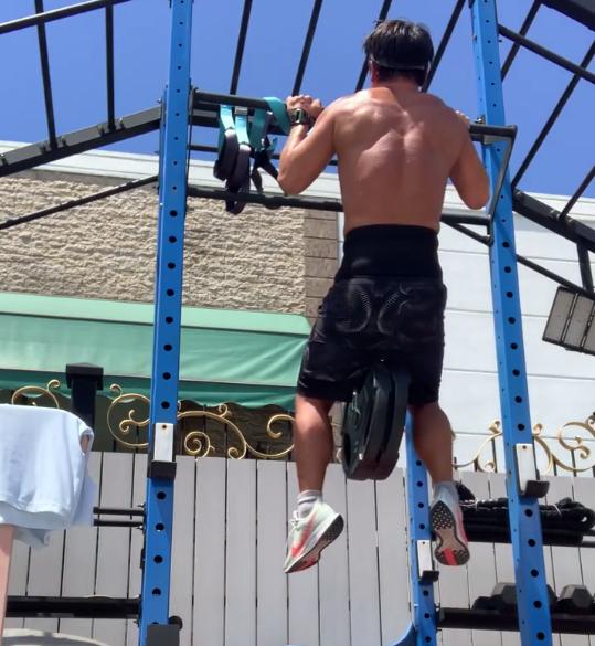 平时热爱健身的方力申,身材保持得非常好,在此前晒出的负重引体向上的