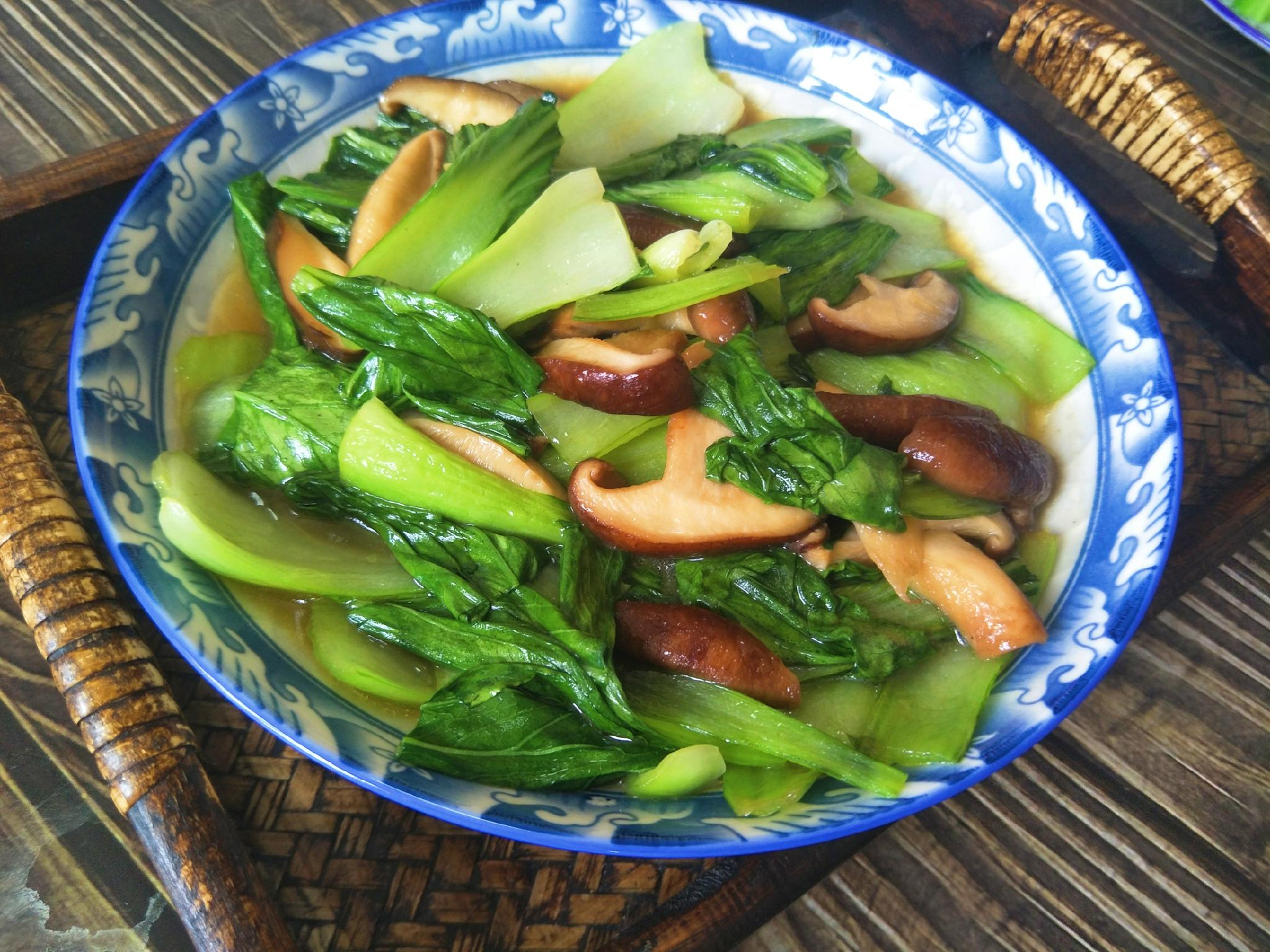 香菇炒油菜切忌直接放油菜炒多加1个步骤油菜翠绿又好吃