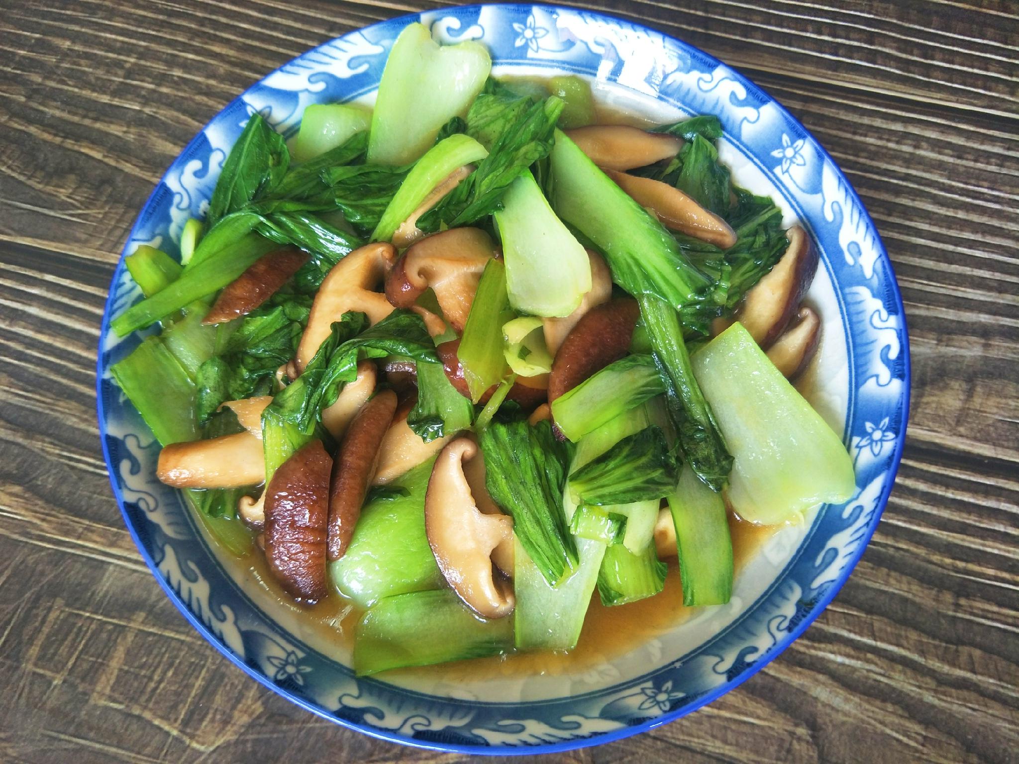 炒香菇油菜这道菜的时候,一定不要直接把油菜放入锅中去炒,多加一个