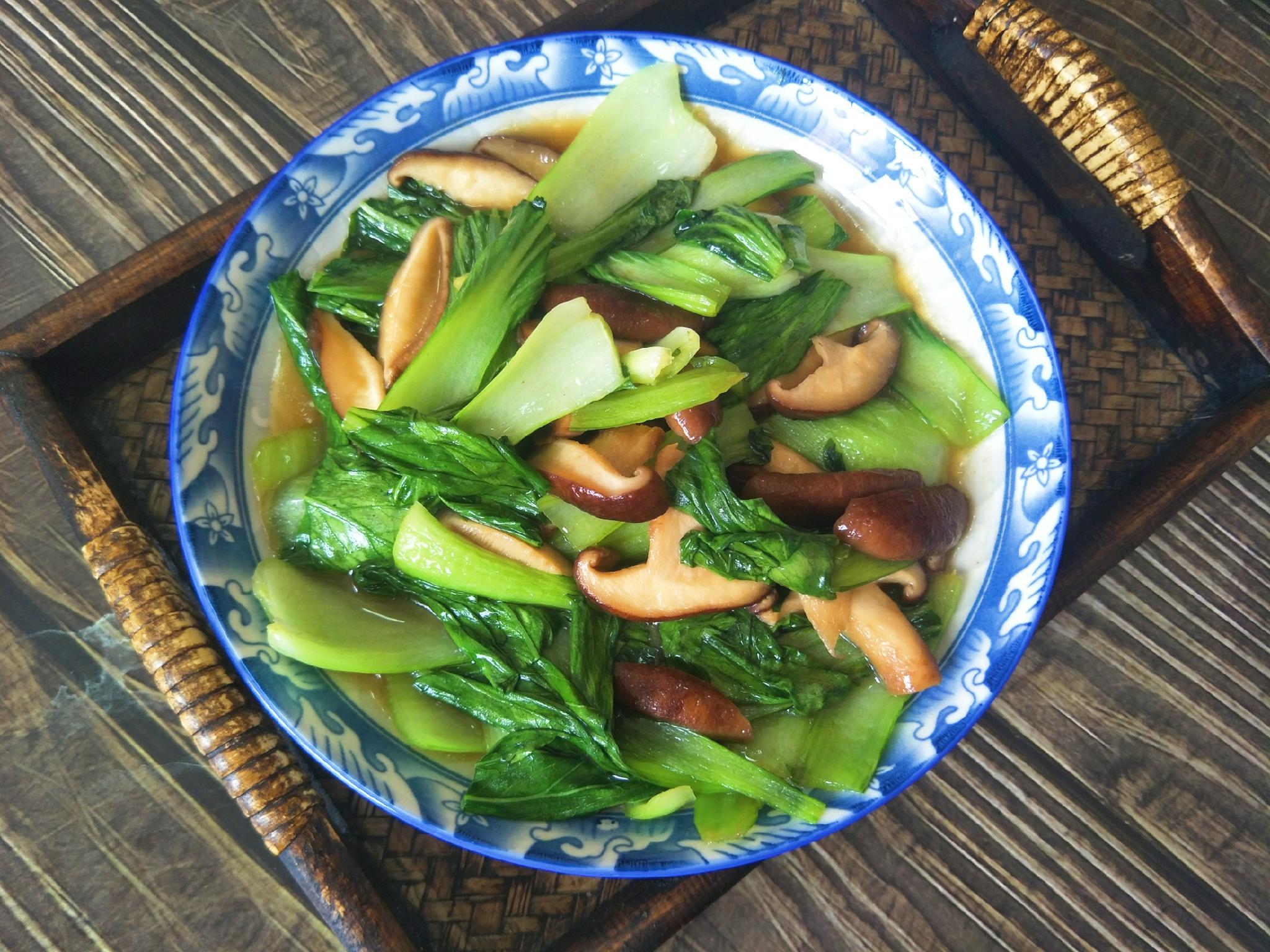 香菇炒油菜切忌直接放油菜炒多加1个步骤油菜翠绿又好吃