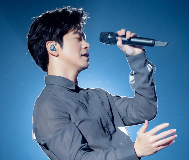 中国好声音开场秀李宇春演唱李荣浩争议曲目胜在氛围