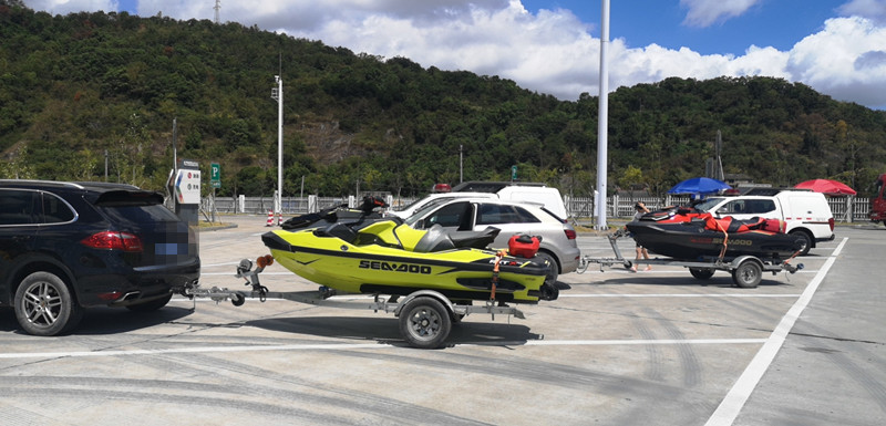 小型车辆变身挂车牵引摩托艇上高速