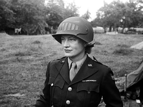 她是一名时装模特 她是战地摄影师 她拍摄了这些二战老照片