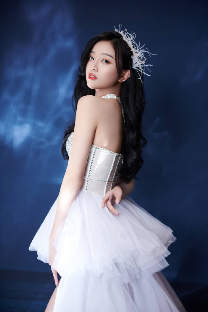 吴宣仪穿白色蛋糕裙太美了前短后长的设计秀奶油长腿惊艳
