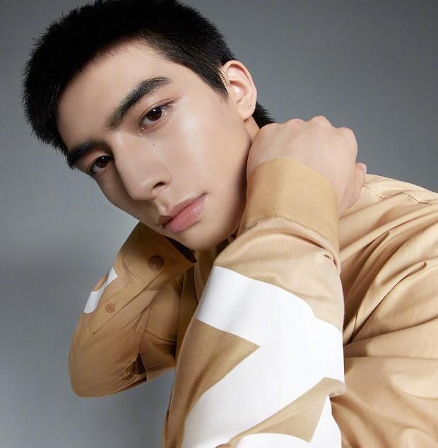 宋威龙的鼻梁有多高靠近镜头微微侧脸那一刻不料遮住了半边脸