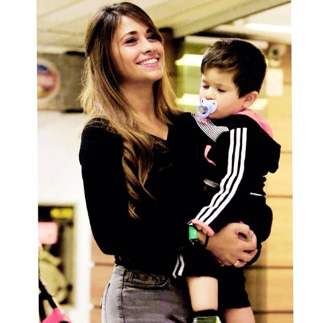 梅西夫人安东内拉凹凸身材有气质穿白色针织连衣裙真的美极了