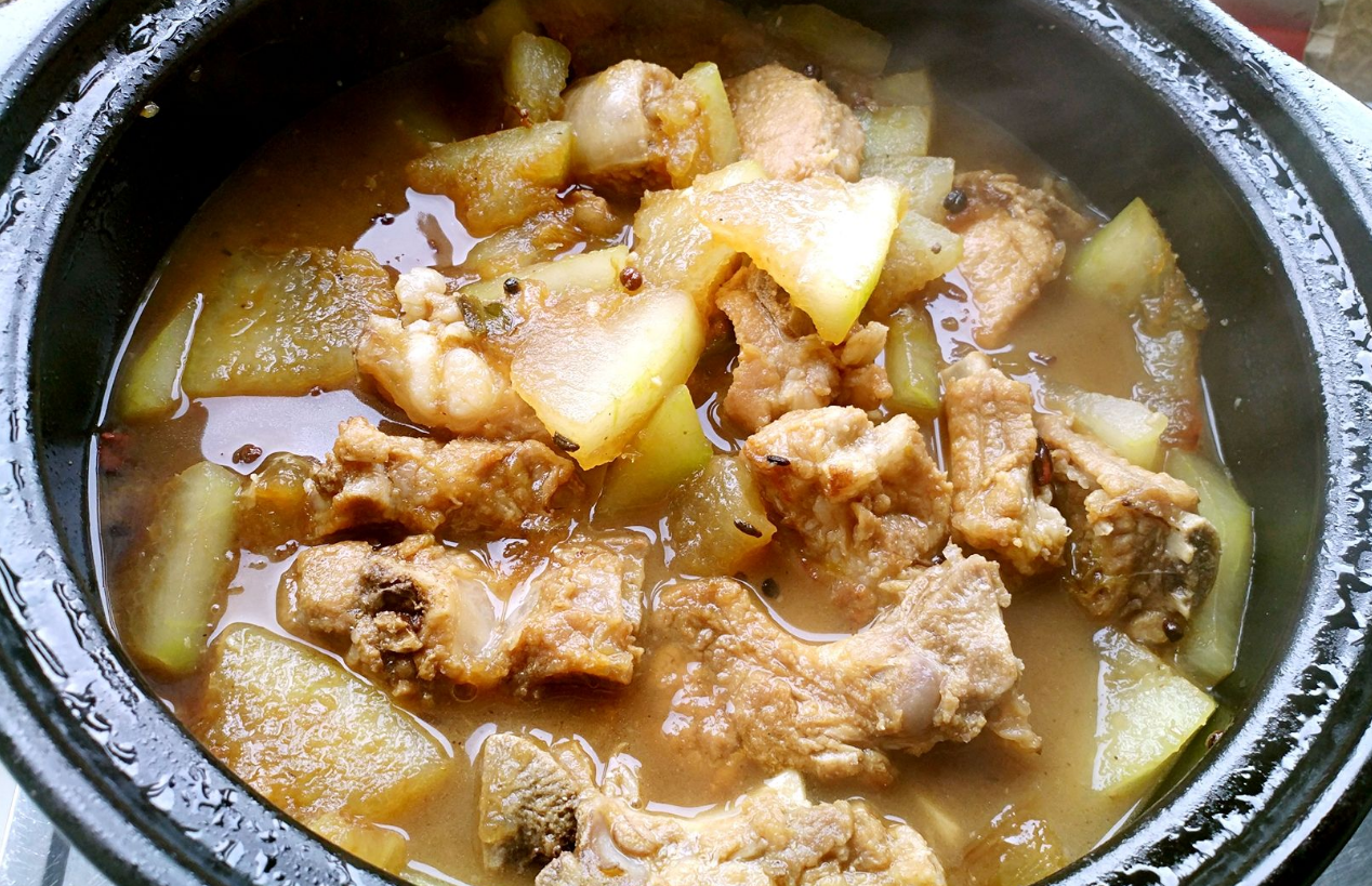 食材:羊肉,冬瓜调料:植物油,鲜姜,大葱,花椒,大料,香叶,白芷,桂皮,盐