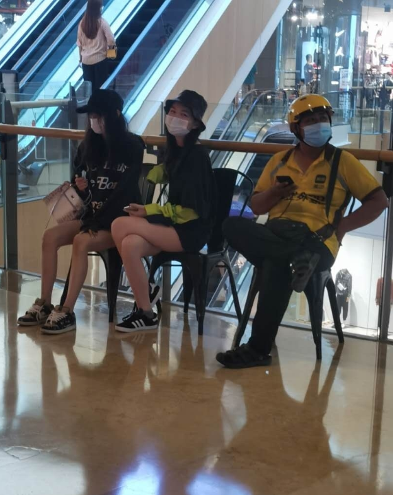 李嫣与闺蜜吃火锅,染回黑发麻花腿吸睛为闺蜜拍照现王菲同款微笑