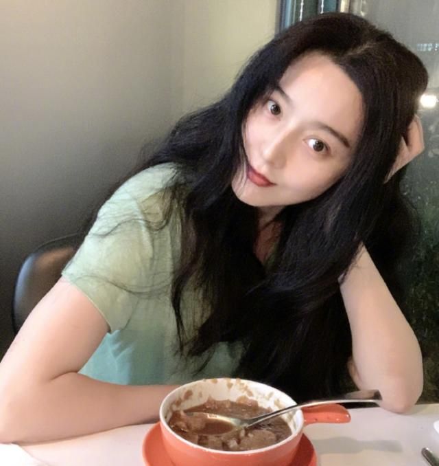 范冰冰穿露脐装露面,好身材"肉眼可见",想参加女团选秀复出?