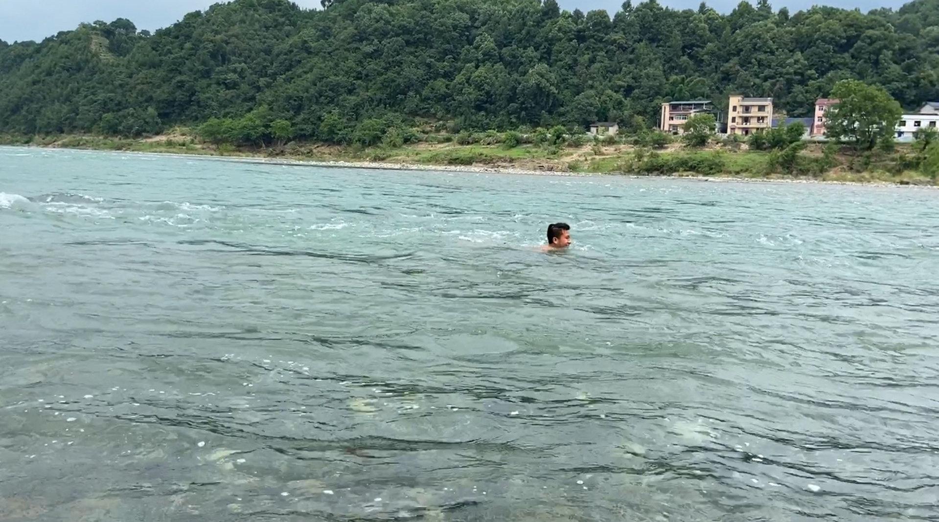 农村小伙到河里游泳