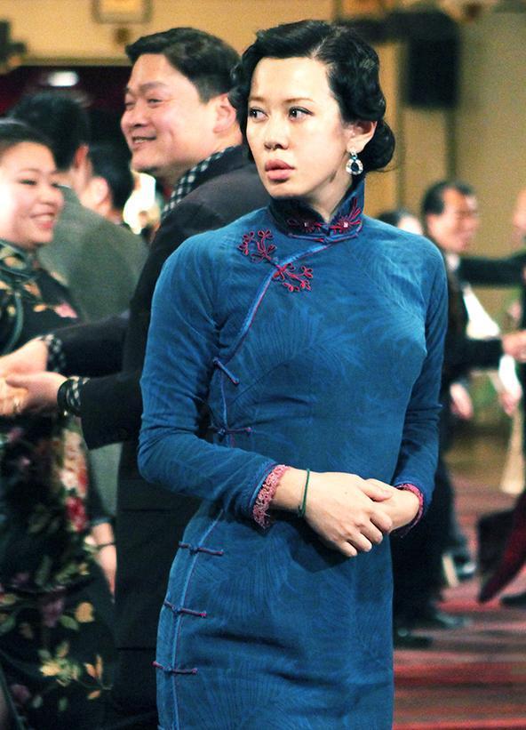 国内不火却走向国际的余男穿上旗袍后美得优雅又大气