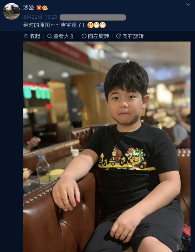 胡可沙溢携儿子现身机场安吉抱着妈妈撒娇身高瞩目但依然胖