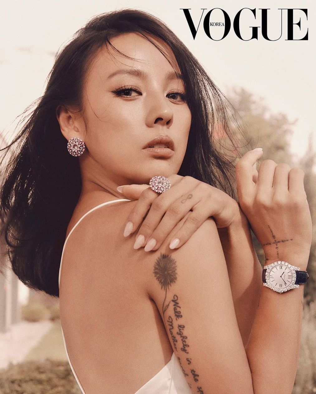 国民妖精李孝利登时尚杂志展现夏日穿搭__财经头条