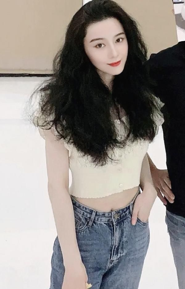 范冰冰穿露脐装露面,好身材"肉眼可见",想参加女团选秀复出?