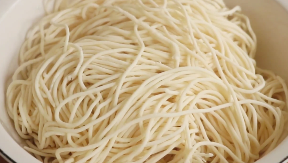 秋天多吃洋葱,加1把面,简单一做,出锅比吃肉还香,全家都爱吃|面条