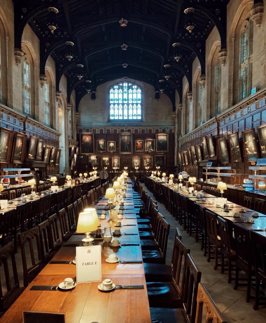 霍格沃茨大礼堂取景于牛津基督教堂学院的食堂.