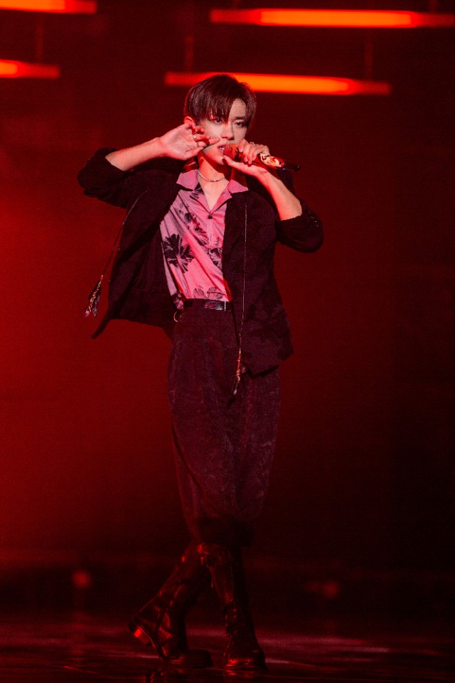 易烊千玺七周年舞蹈high翻全场单手脱戒指动作更是亮眼