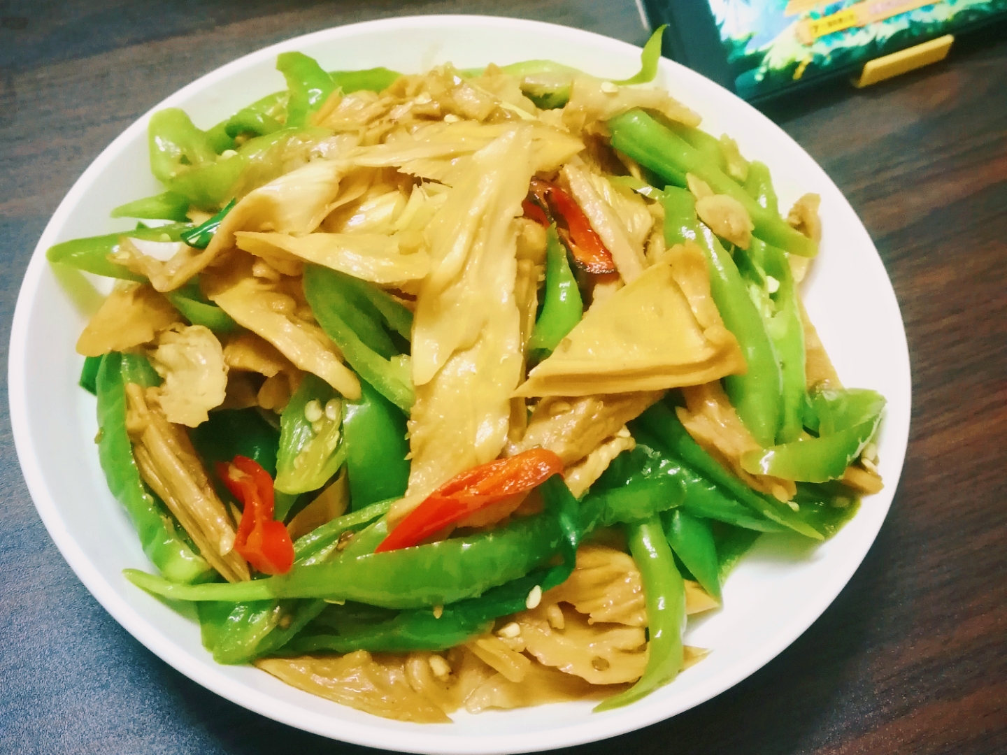 天热不怕没胃口,用笋干炒个辣椒,酱香浓郁,一餐两碗米饭还不够