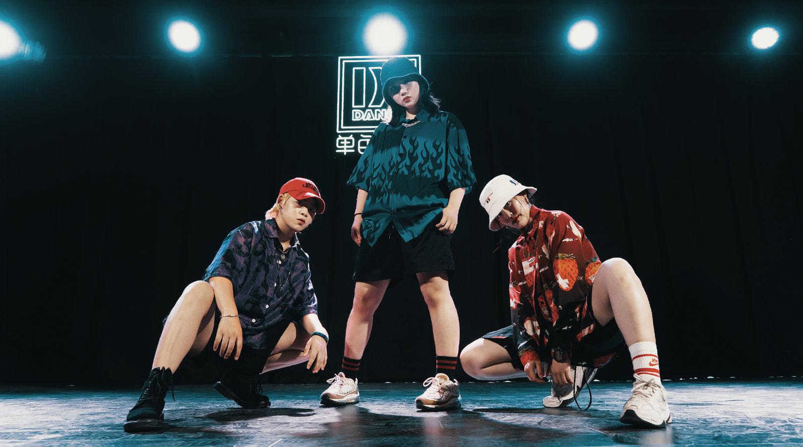 流行舞《bored in the house》,女生也可以帅气十足!