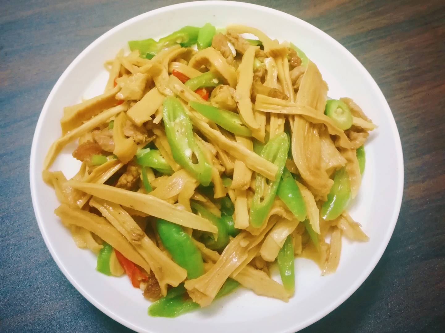 辣椒笋干炒肉做法简单肉质鲜嫩又美味妥妥的下饭菜