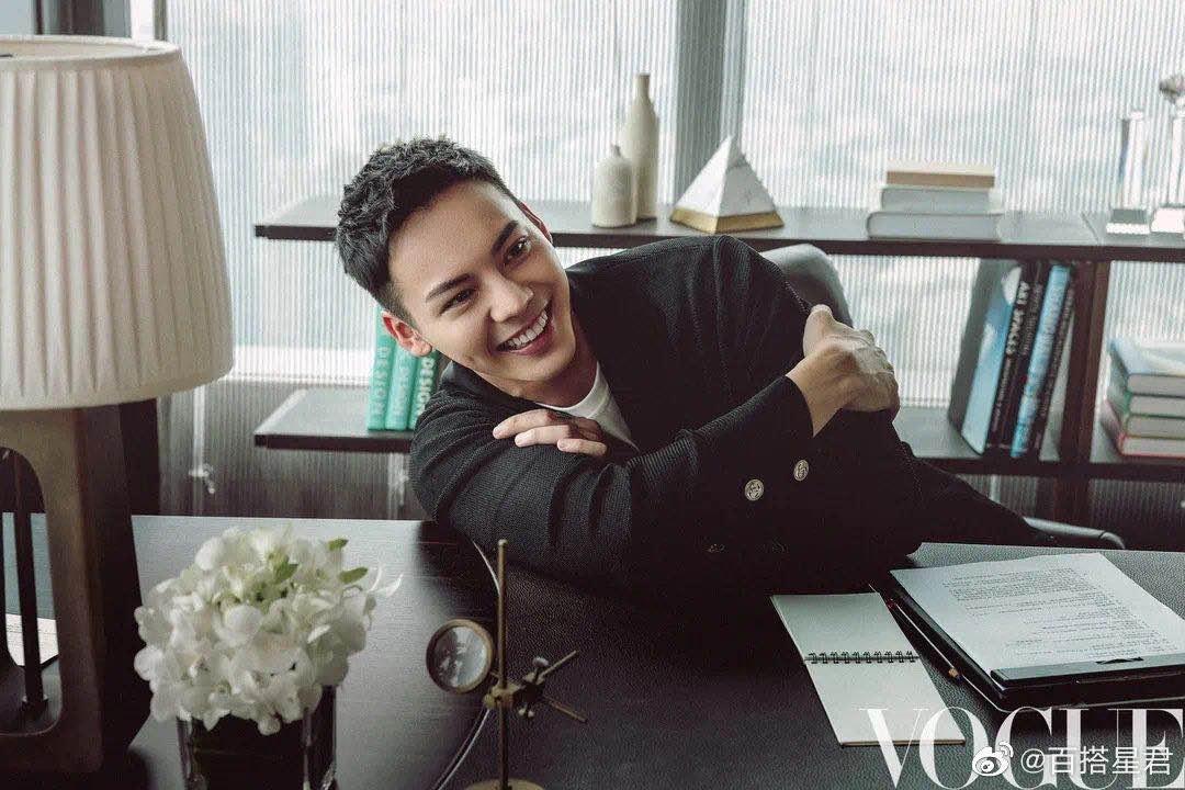 陈伟霆清爽系写真,眉眼明朗帅气,治愈系笑容也太好看了吧