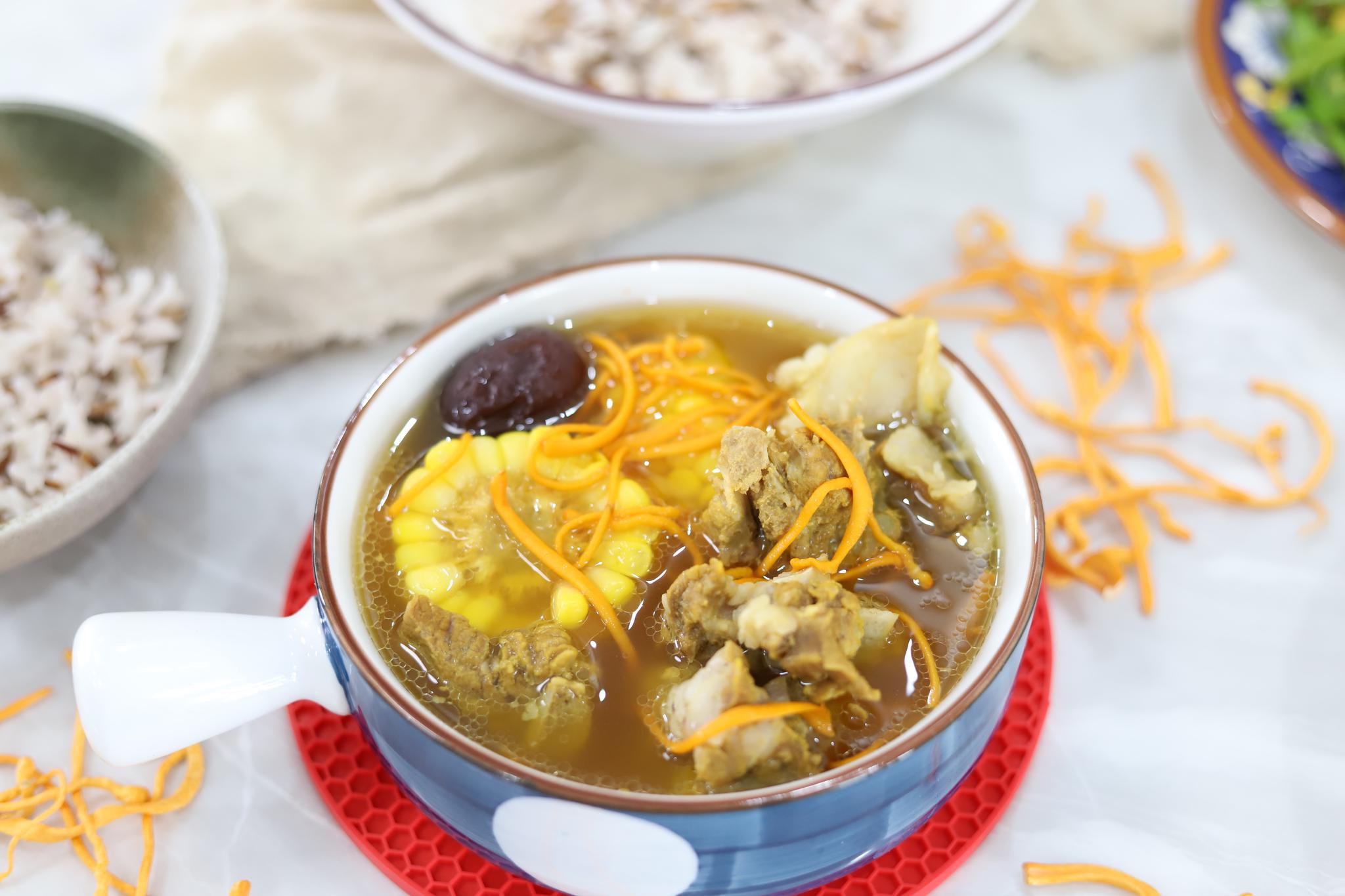 入秋以后我家常炖这碗汤,温和滋补正当时,色泽金黄有食欲