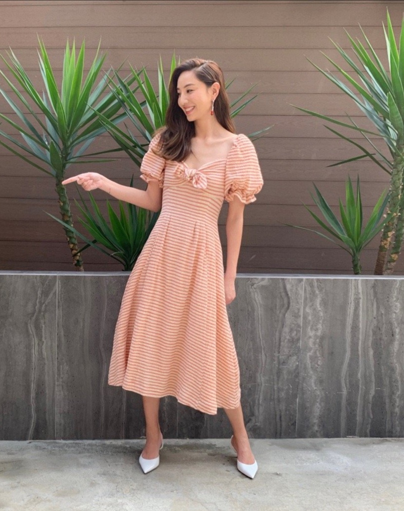 郑希怡私服很有超模风,帅气牛仔连体裤配渔夫帽,叠戴眼镜防护足