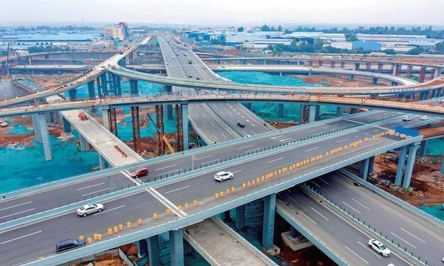 8月23日,在洛阳翠云峰立交建设工地上,工人们正在昼夜加紧桥梁施工.