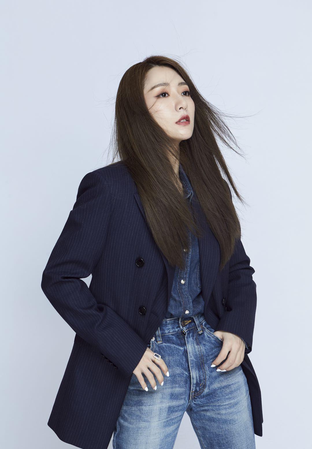 白冰可塑性太强穿黑色特工装耍帅配脏脏辫高调的不敢认