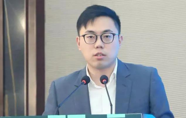集团董事王瀚(左)王均瑶有二子一女,分别是长子王翰,次子王超和女儿
