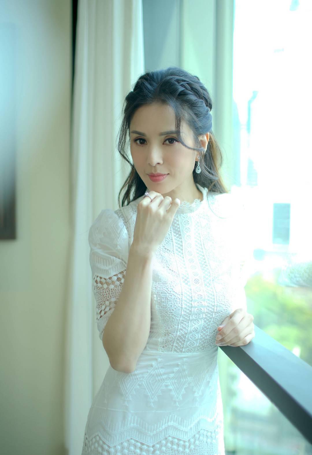 李若彤自曝年龄!54岁穿白色v领短裙露骨感身材,依旧是神仙气质