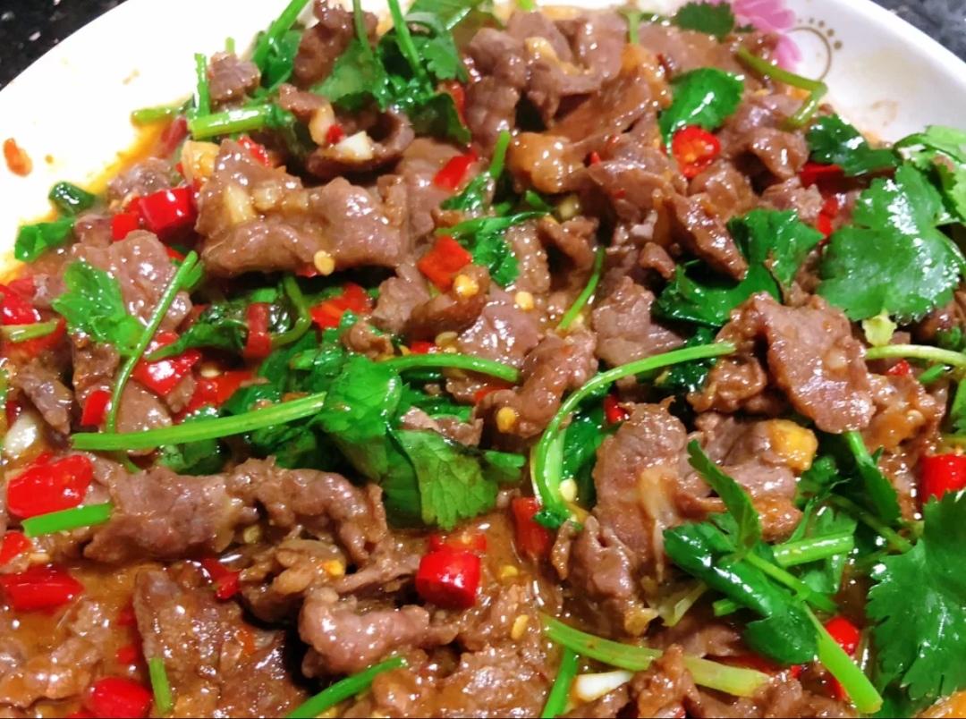 没有什么比香菜炒牛肉还要香的了,可谓真的是嫩滑鲜香,还特下饭