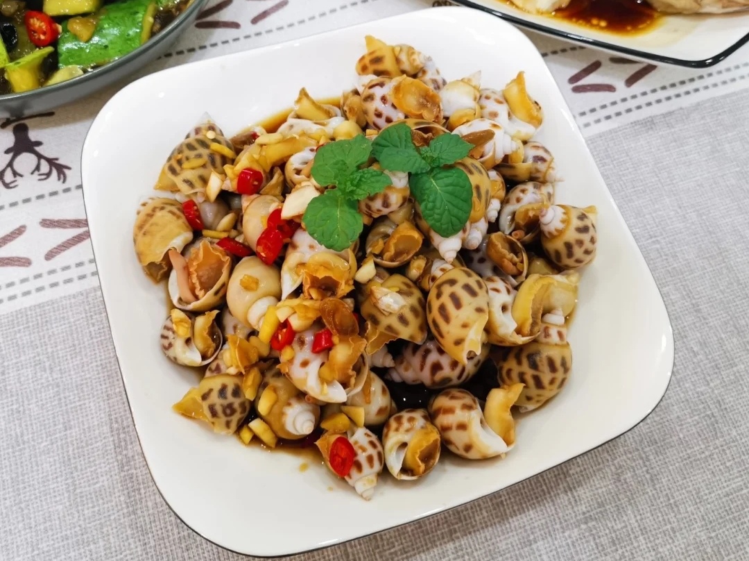 上瘾的凉拌花螺,配上一杯啤酒或者饮料,好吃到让你停不下来