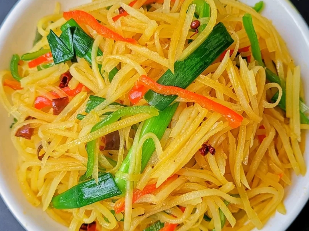 炒酸辣土豆丝时,别急着直接下锅炒,加上这一步,保证清脆又爽口