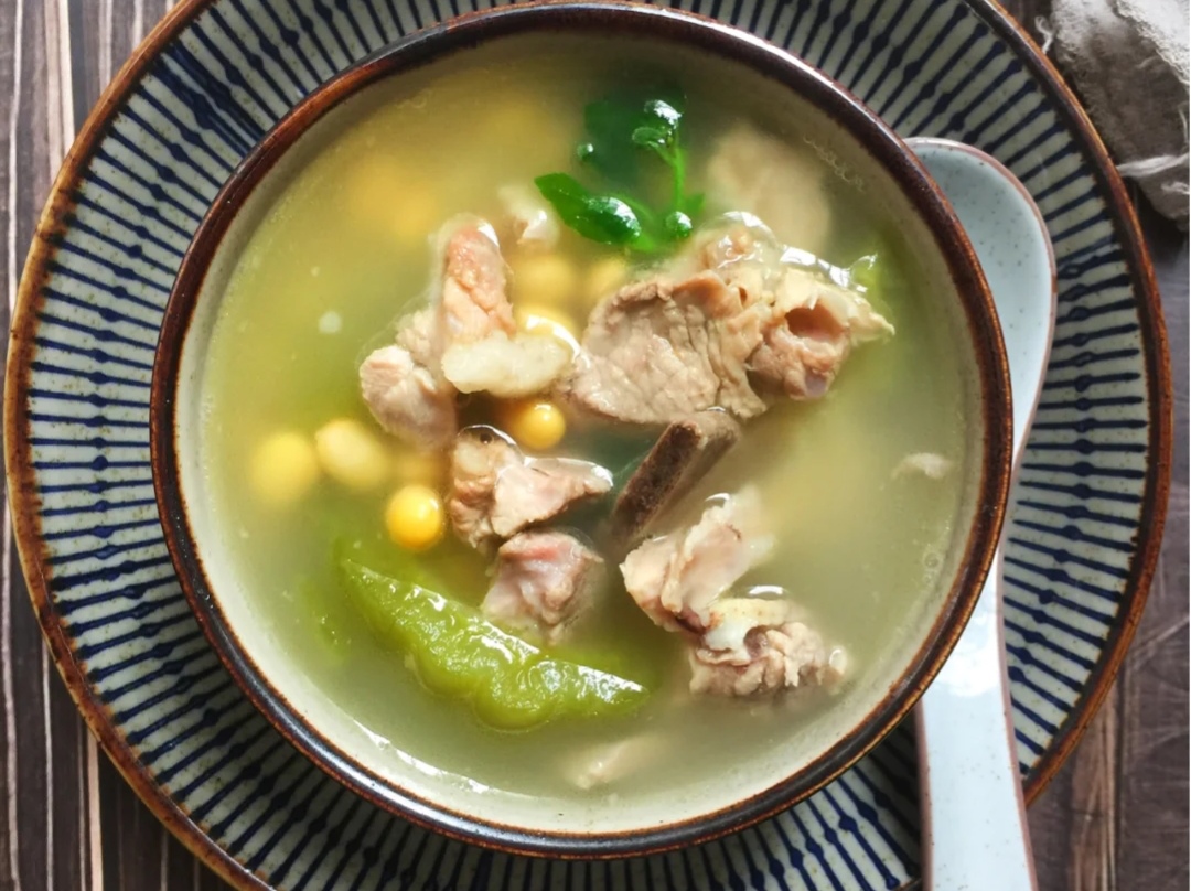 排骨黄豆苦瓜汤清淡可口而且还能清热解暑是夏天不错的选择