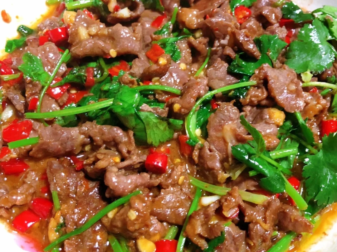 没有什么比香菜炒牛肉还要香的了,可谓真的是嫩滑鲜香,还特下饭