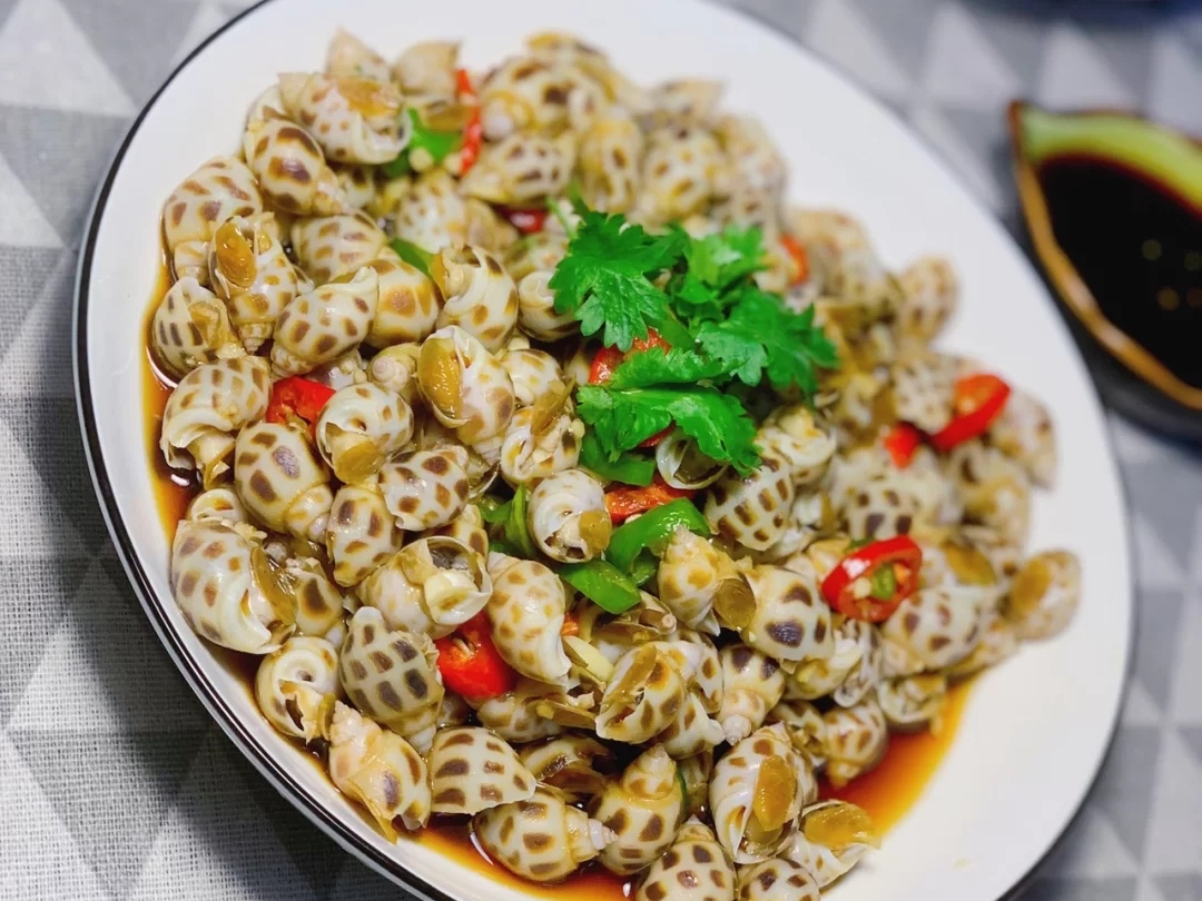 上瘾的凉拌花螺,配上一杯啤酒或者饮料,好吃到让你停不下来