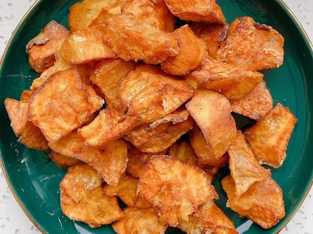 4,将红薯炸熟,炸至表面微焦,有一定的硬度,里面吃起来是软软的就可以