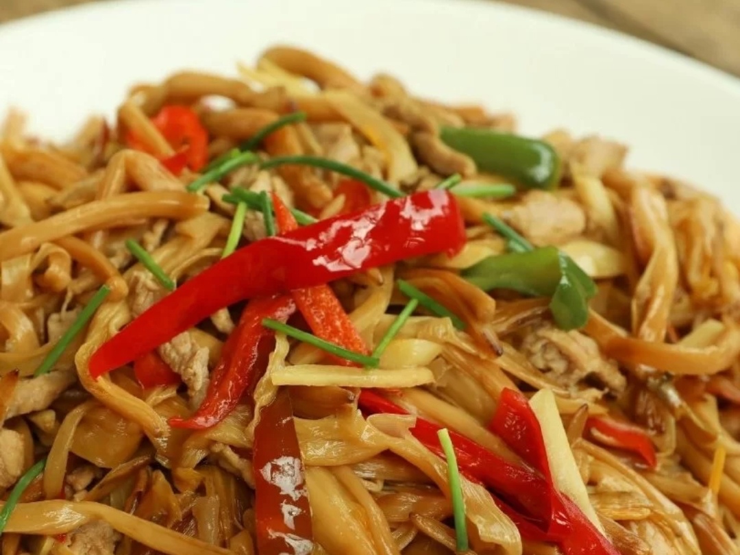 视作席上珍品的黄花菜无论是炒肉还是炖汤都非常的鲜美