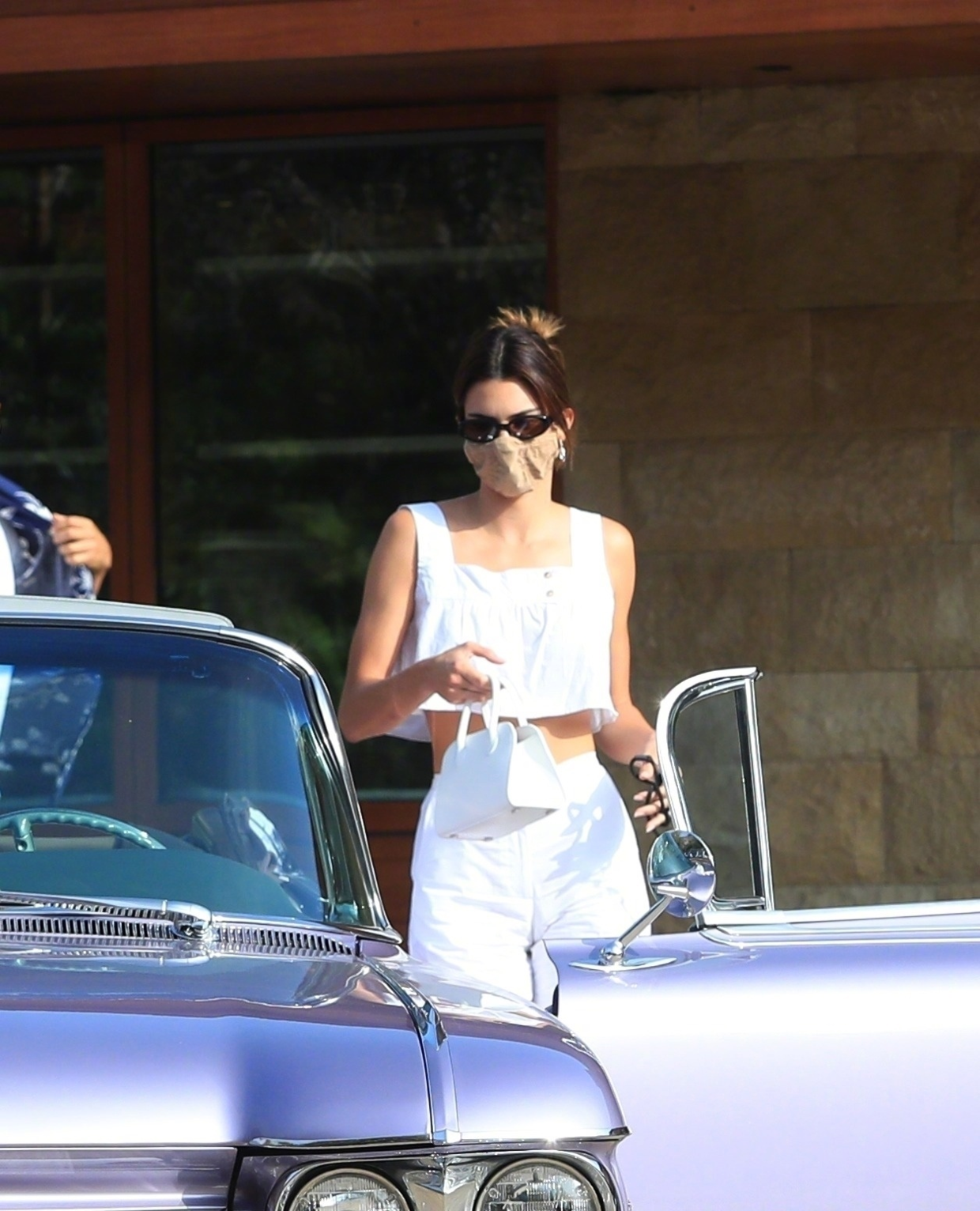 "肯豆"肯达尔·詹娜开敞篷车去玩,一身白穿搭随性高级,好羡慕