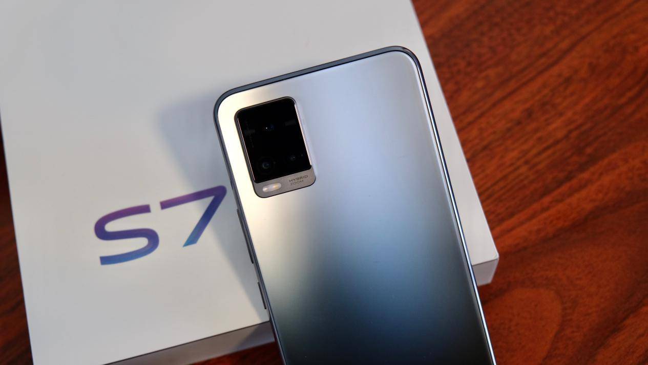 而是由vivo设计师独创的混合配色,包括对普鲁士蓝,赭石和品红三种颜色