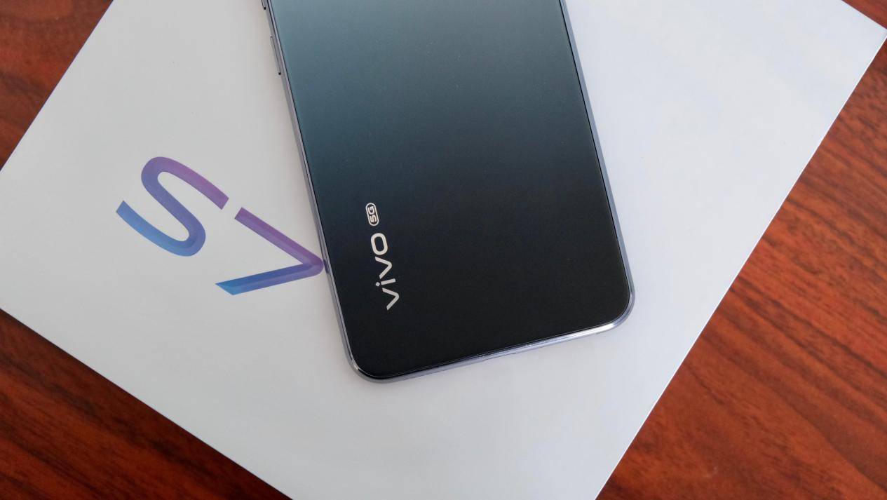 vivo s7爵士黑图赏,这种黑色的重构我还是第一次见到