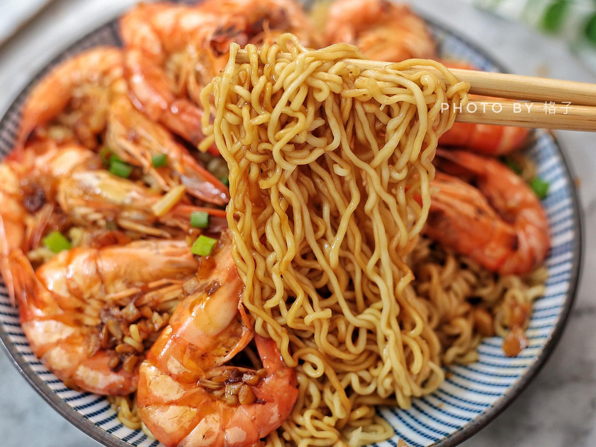 鲜虾蒸面条也是一道非常快手的菜肴,将食材简单处理一下,放入锅中蒸10