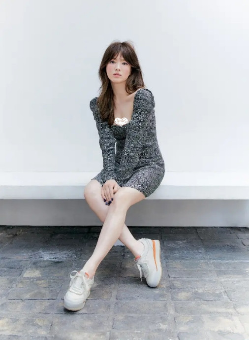 39岁宋慧乔状态好搭配白色百褶裙瞬间减龄腮红好嫩